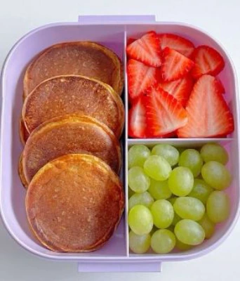 Lonchera con panqueques, fresas y uvas
